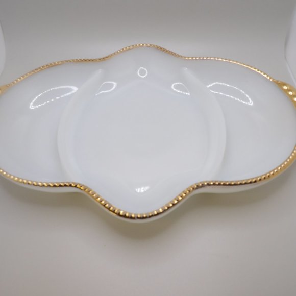Sold Elegant vintage smokers table rolling tray, milk glass, gold rim. - Picture 3 of 3